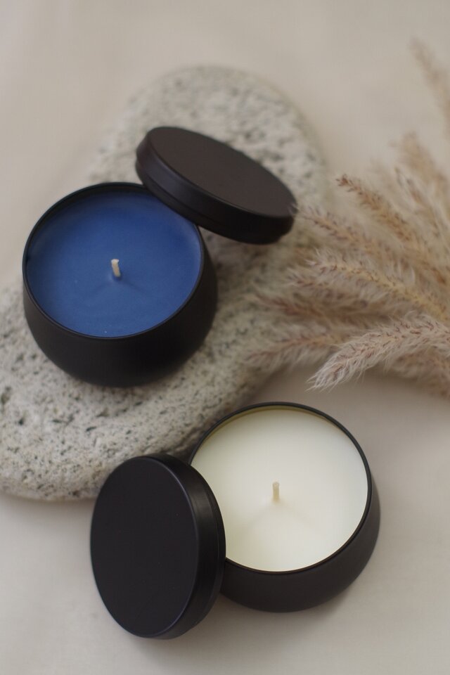 森の静寂 – 黒い缶のアロマキャンドル 天然精油・専用マッチつき