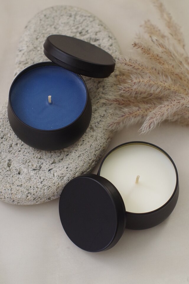 森の静寂 – 黒い缶のアロマキャンドル 天然精油・専用マッチつき