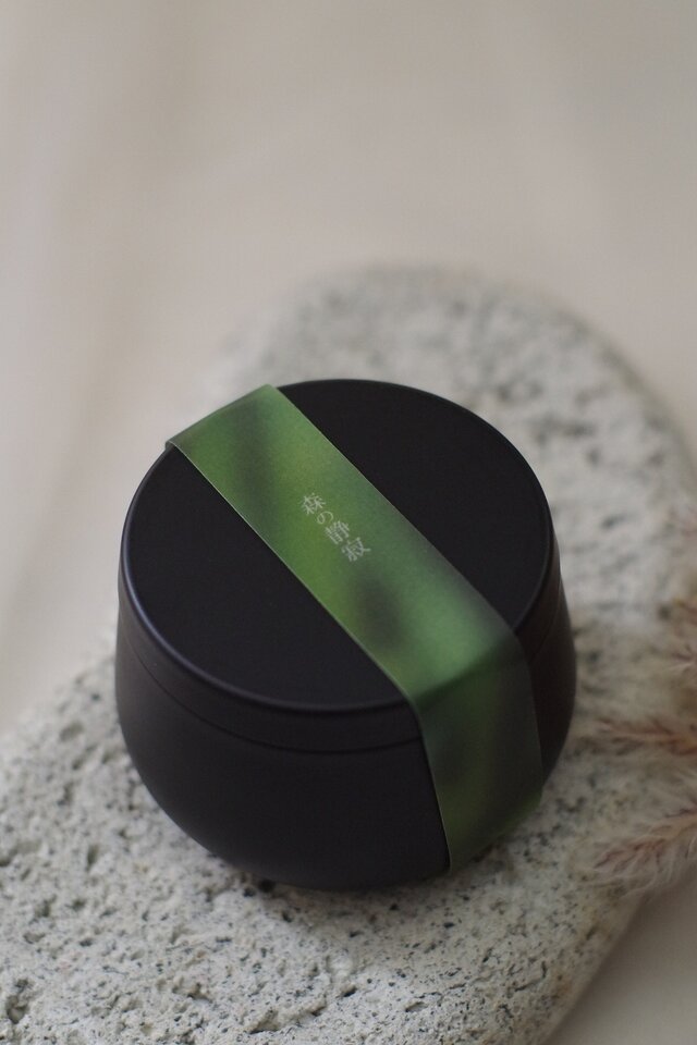 森の静寂 – 黒い缶のアロマキャンドル 天然精油・専用マッチつき