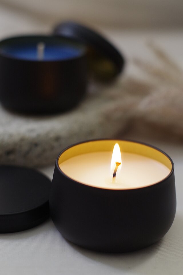 森の静寂 – 黒い缶のアロマキャンドル　天然精油・専用マッチつき