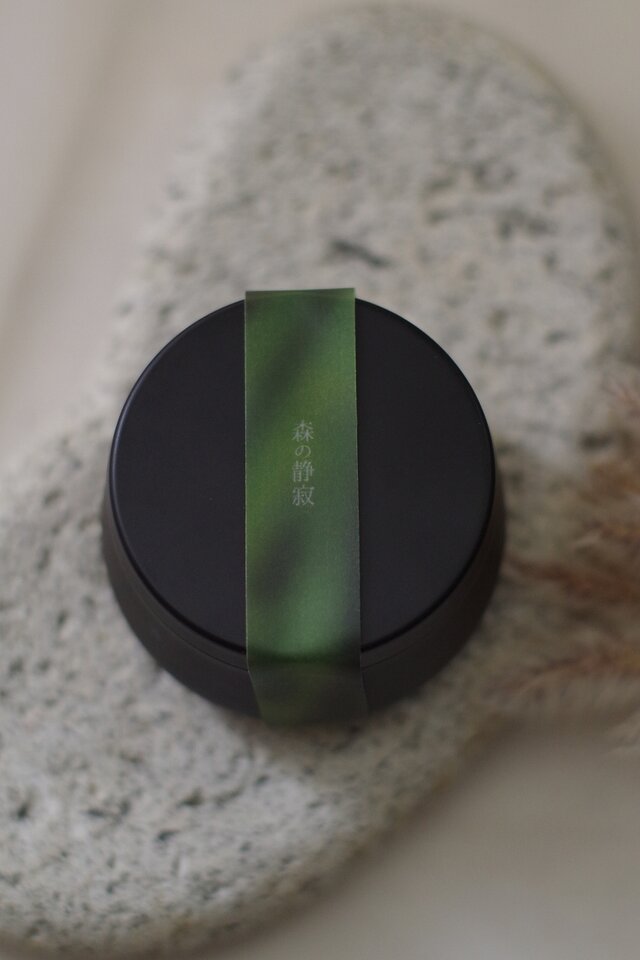 森の静寂 – 黒い缶のアロマキャンドル 天然精油・専用マッチつき