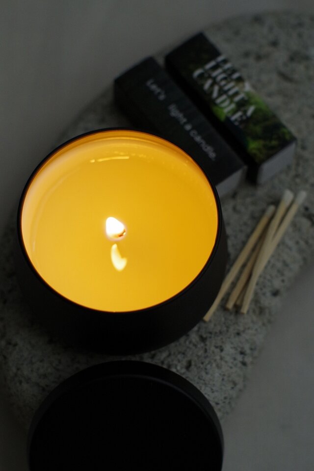 森の静寂 – 黒い缶のアロマキャンドル 天然精油・専用マッチつき