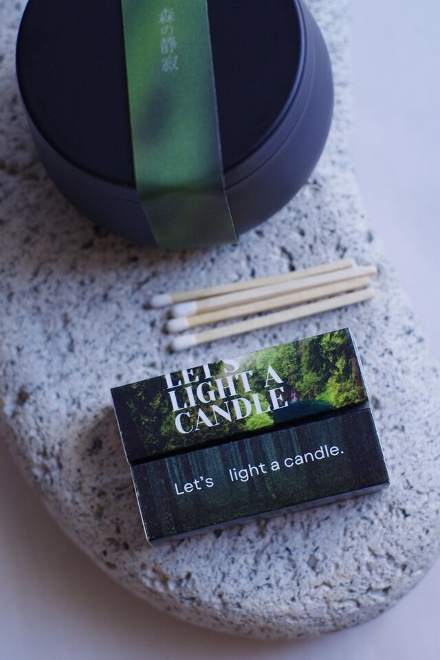 森の静寂 – 黒い缶のアロマキャンドル 天然精油・専用マッチつき