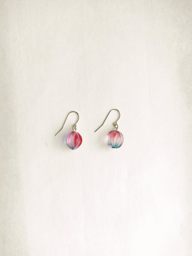 ピンクと水色を織り交ぜたメロン玉のチェコビーズピアス