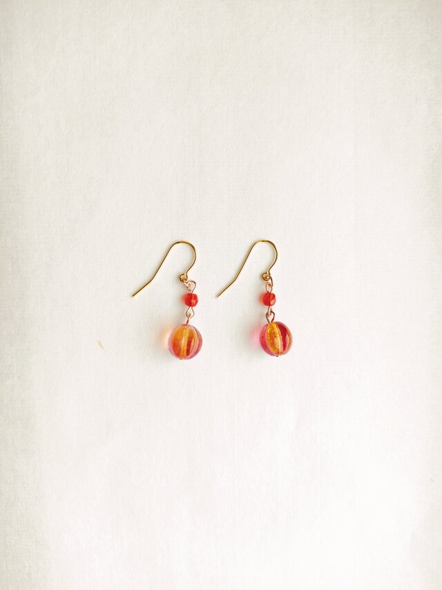 艶々りんご飴のようなチェコビーズのピアス