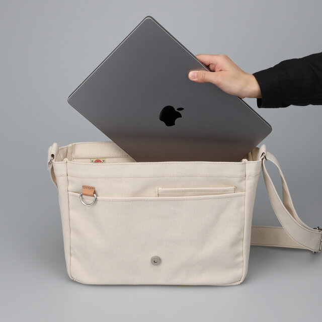 受注生産品】PCが入れられる帆布のショルダーバッグ | iichi 日々の
