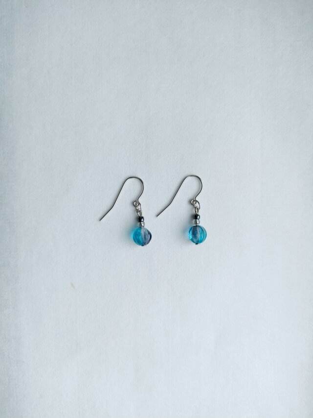 ネイビーブルーのメロン玉チェコビーズのピアス
