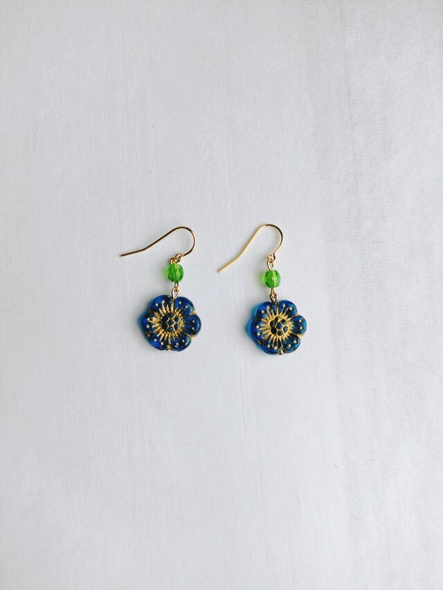 透き通る深い水色のお花チェコビーズのピアス