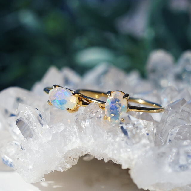 エチオピア産オパール6mmのオーバルファセット爪留めリング・縦横可