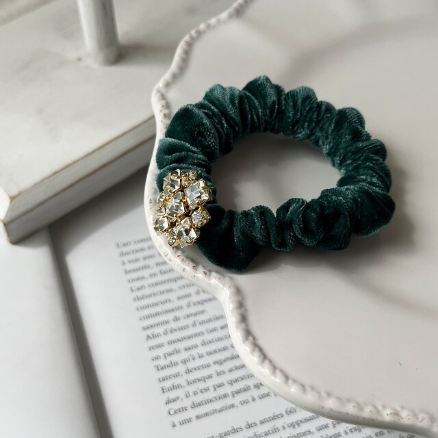 チェコ ガラス ボタン の ベロア シュシュ /  グリーン