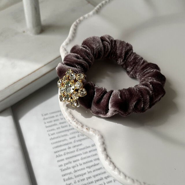 チェコ ガラス ボタン の ベロア シュシュ /  グレーオーキッド