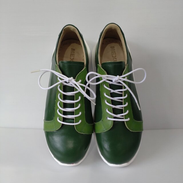 軽量本革スニーカー　カジュアルスニーカー　ビジネススニーカー　ホワイトソール仕様　2色のグリーンカラー