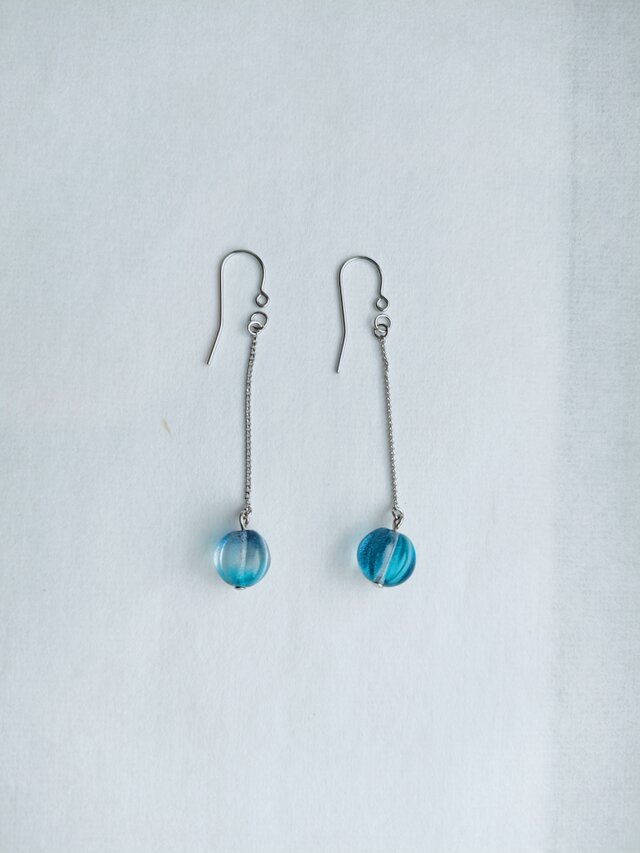 青いメロン玉チェコビーズのピアス