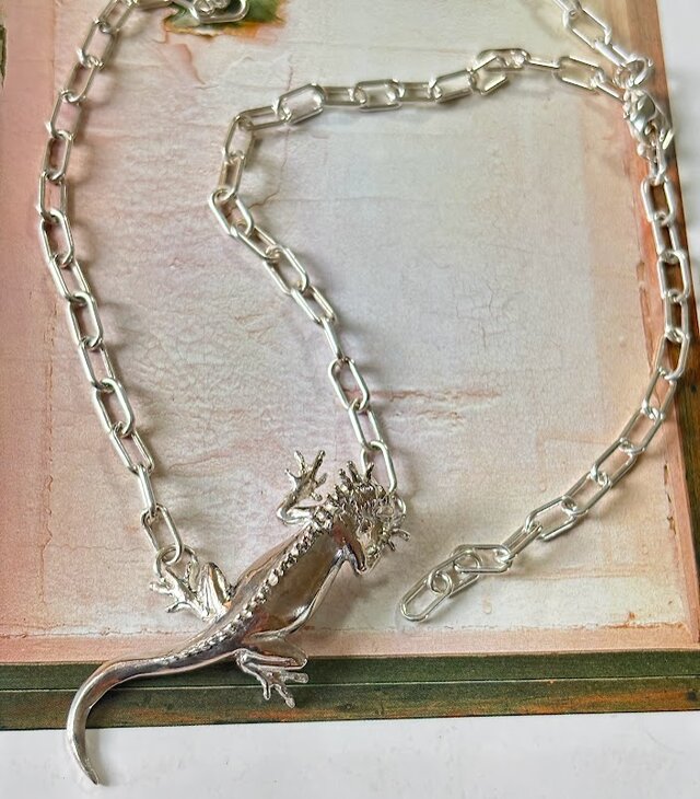 イグアナのロングネックレス