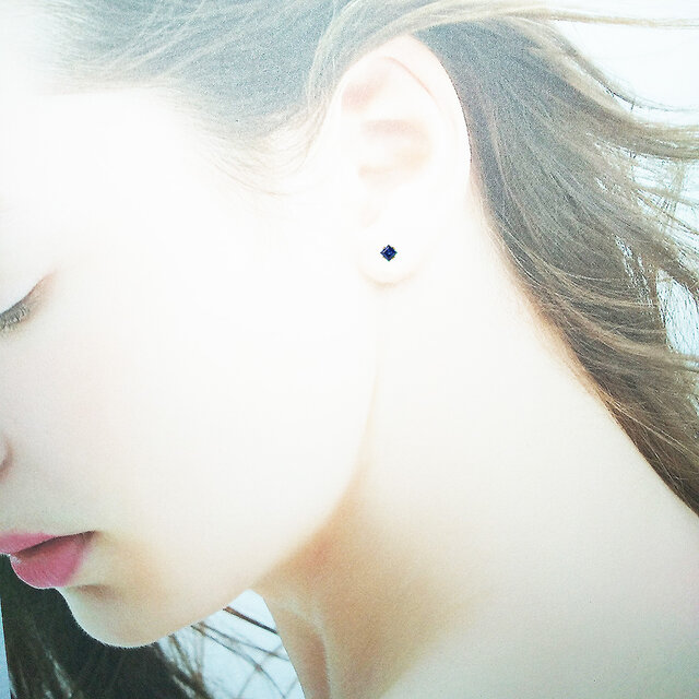 上品な2粒。 ブルーサファイア (3mm) スクエアカット ピアス 送料無料