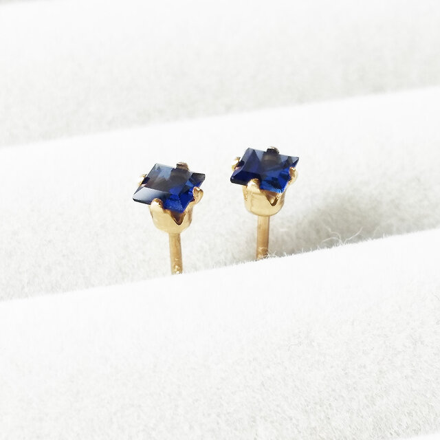 上品な2粒。 ブルーサファイア (3mm) スクエアカット ピアス 送料無料