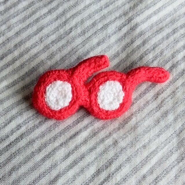 もこもこレンズの赤色めがね　刺繍ブローチ