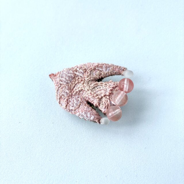 "autumn pink bird" 秋のくすみピンクをまとう鳥さん　草木染め糸を使った刺繍鳥ブローチ