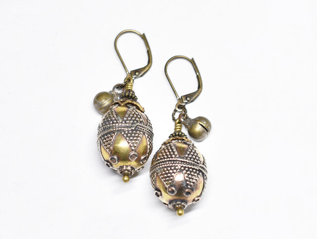 トルクメニスタン細工ビーズと民族鈴のピアス | iichi 日々の暮らしを