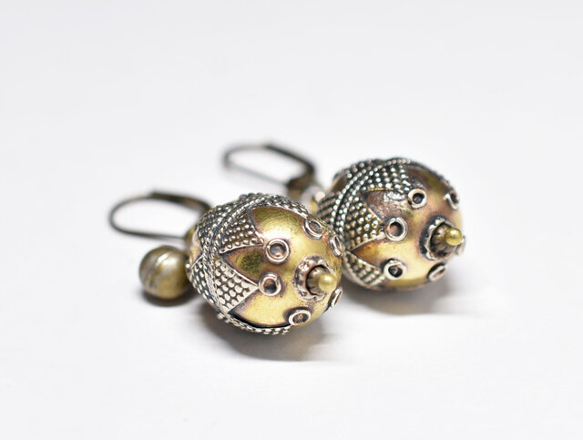 トルクメニスタン細工ビーズと民族鈴のピアス | iichi 日々の暮らしを