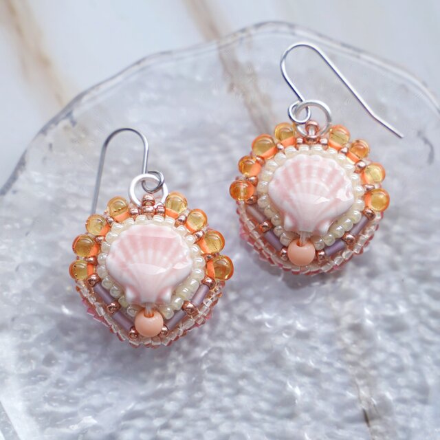 ビーズ刺繍のフック式ピアス｜ピンクの貝モチーフ×オレンジ｜サージカルステンレス｜ギフトにも｜No.23