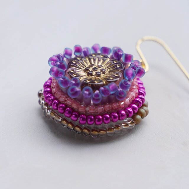 ビーズ刺繍のフック式ピアス｜パープルの花モチーフ×ピンク