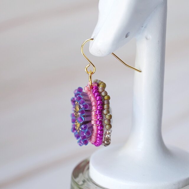 ビーズ刺繍のフック式ピアス｜パープルの花モチーフ×ピンク