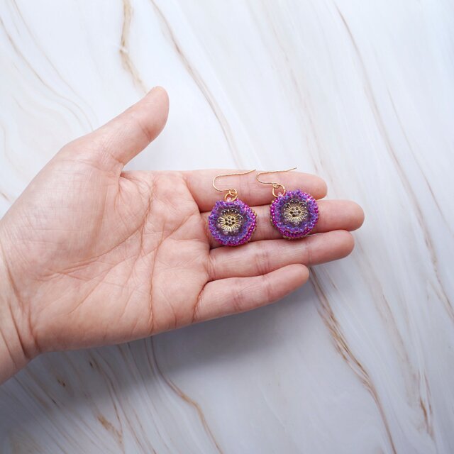 サージカルステンレス⭐︎ビーズ刺繍ピアス ビーズ刺繍のフック式ピアス｜パープルの花モチーフ×ピンク