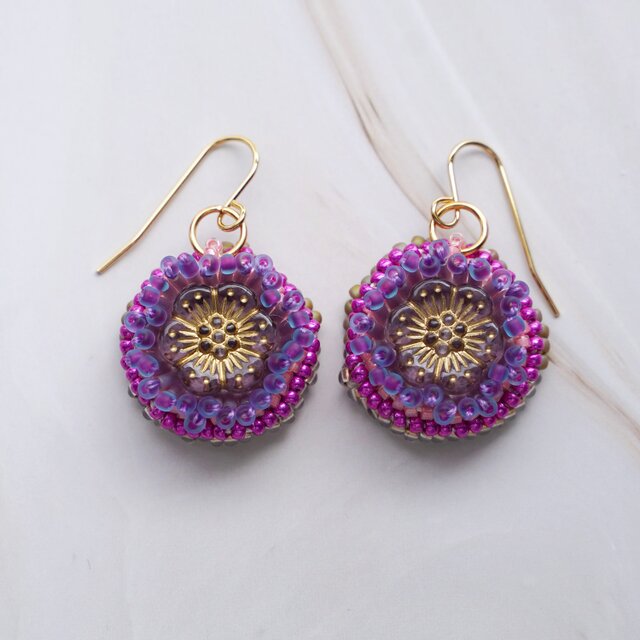 ビーズ刺繍のフック式ピアス｜パープルの花モチーフ×ピンク