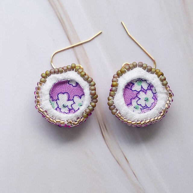 ビーズ刺繍のフック式ピアス｜パープルの花モチーフ×ピンク