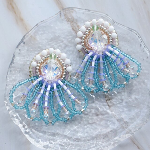 ビーズ刺繍の豪華なフリンジイヤリング／ピアス｜No.1｜クラゲのような透明感｜ブルー＆クリア｜個性的な一点物｜金具選択可