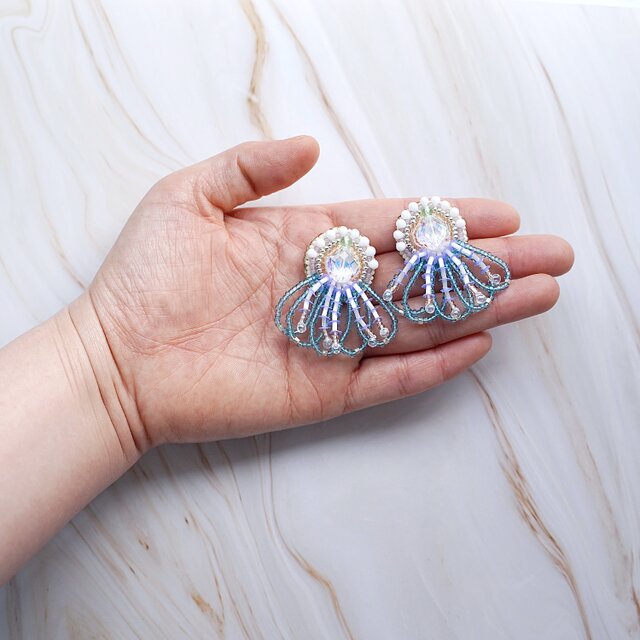 ビーズ刺繍の豪華なフリンジイヤリング／ピアス｜No.1｜クラゲのような