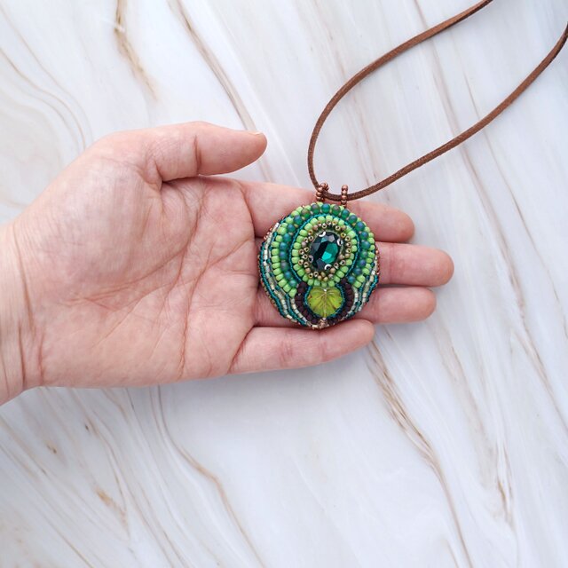 グリーンのビーズ刺繍ミラーネックレス｜No.13｜裏面ミラー付き｜一点