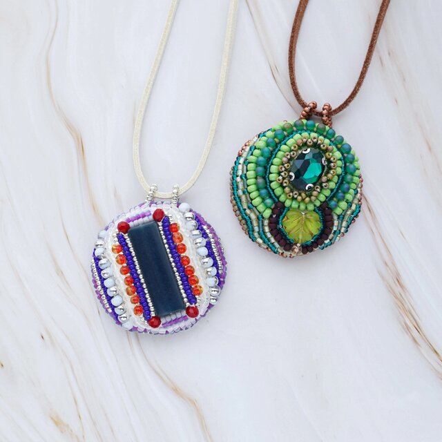 グリーンのビーズ刺繍ミラーネックレス｜No.13｜裏面ミラー付き｜一点
