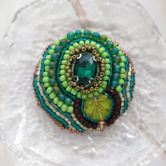 おしゃべりなブローチ No.2｜ビーズ刺繍の大ぶりデザイン｜グリーン・ブラウン｜個性的な一点物｜胸元に物語を