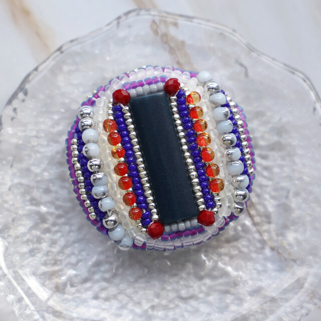 おしゃべりなブローチ No.1｜ビーズ刺繍の大ぶりデザイン｜ネイビー・ホワイト・オレンジ｜個性的な一点物｜胸元に物語を