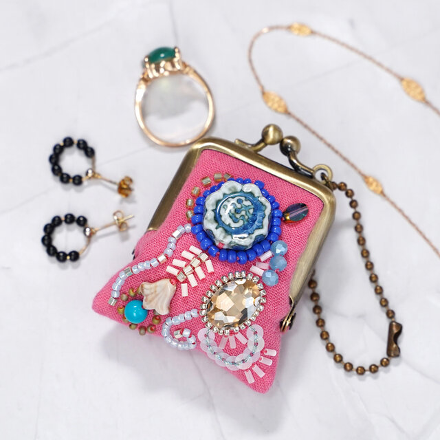 小さなビーズ刺繍のがま口 No.71｜ピンクのガーゼ｜ネックレス・バッグチャームにも｜アクセサリーケース｜一点物