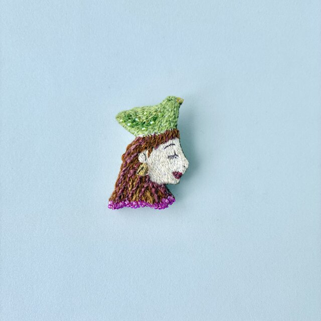 " she loves her lovely bird" オーガニックウール糸と刺繍糸を使った刺繍ブローチ