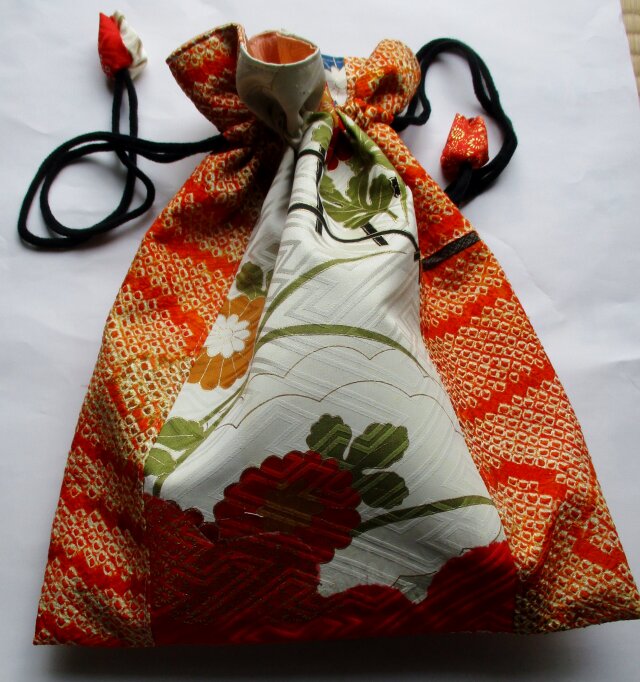 ８４１０　絞りと花柄の振袖で作った巾着袋　＃送料無料