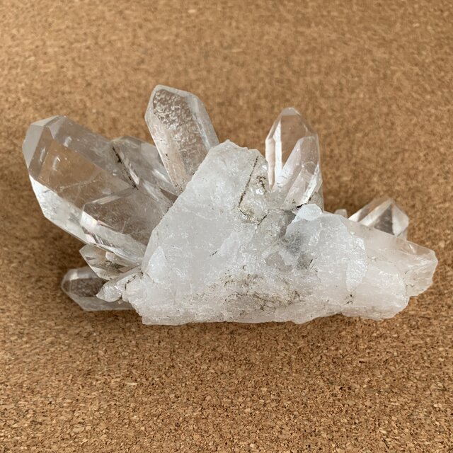 虹入り水晶クラスター | iichi 日々の暮らしを心地よくする