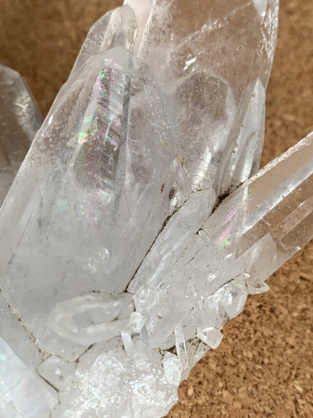 虹入り水晶クラスター | iichi 日々の暮らしを心地よくする