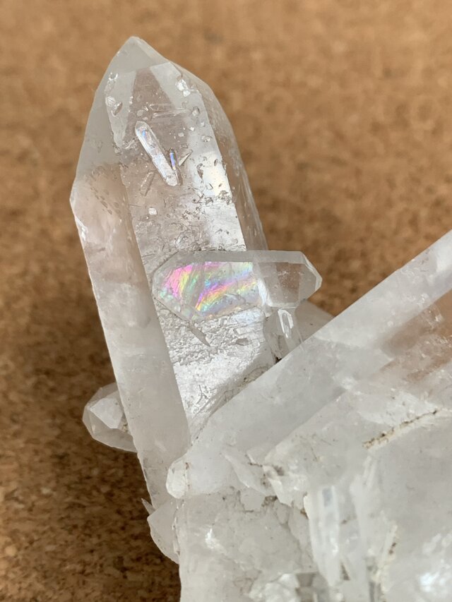 水晶クラスタークリスタル浄化虹入りレインボー 虹入り水晶クラスター | iichi 日々の暮らしを心地よくする