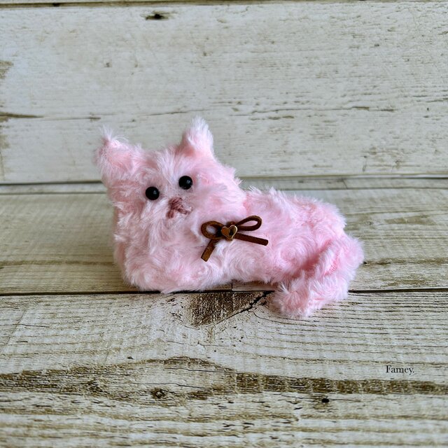 大人かわいい♡くつろぎ猫ちゃんぬいぐるみ(ピンク) エコファー　スエード調リボン　ボタン　ハート