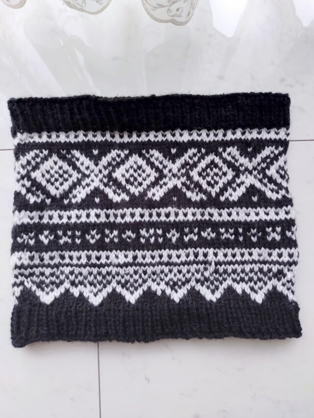 【こだわりの新作】ネックウォーマー 凝った 拘り 模様編み 柄 黒 ブラック✖ホワイト 白 手編み 編み物 編み