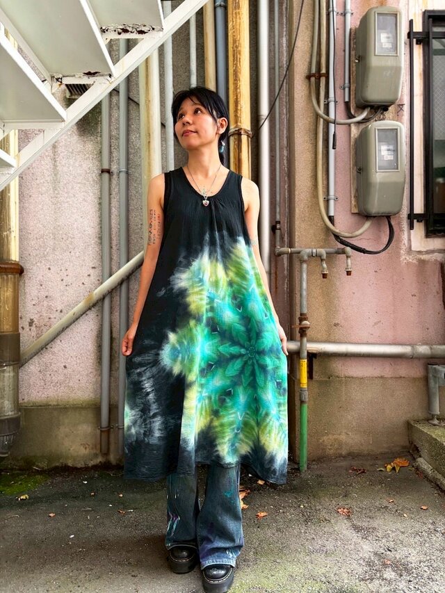 タイダイ ノースリーブワンピース 黒 ブラックビューティ 美しい幻想的なスノーフレイク HD24-83