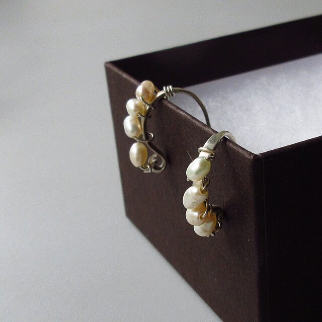 小粒パールのシルバーピアス・程よい華やかさで上品に・シリコンキャッチ付き