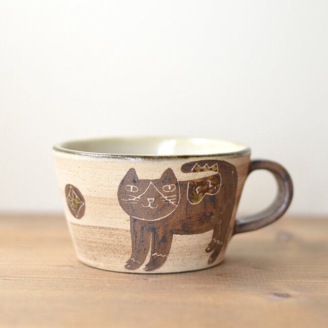 4ハチワレネコのマグカップ小(沖縄のやちむん)
