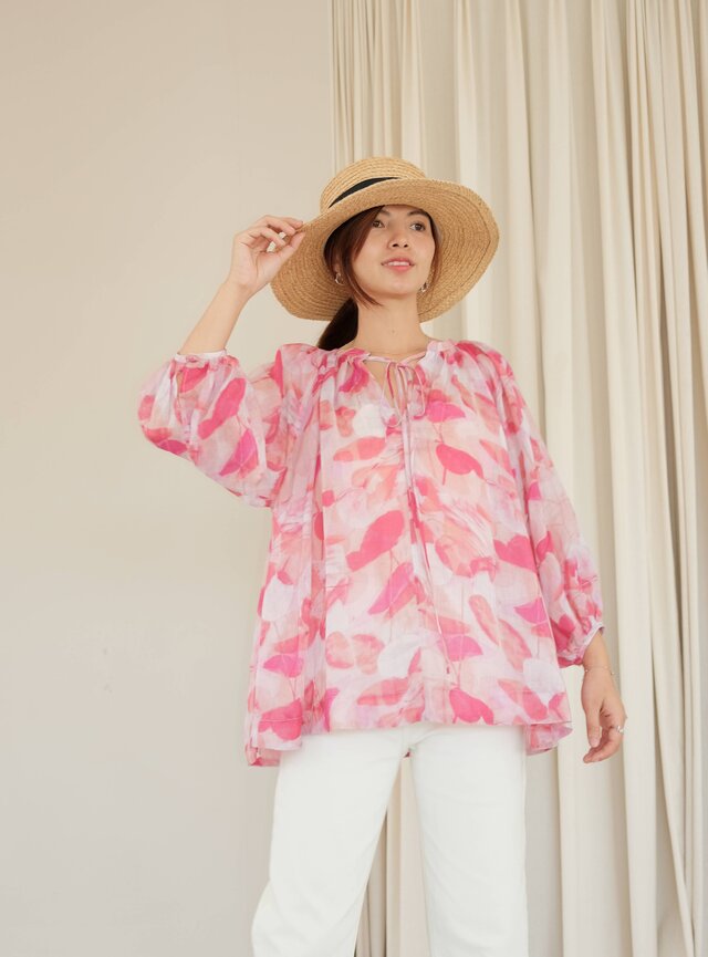 ふんわりとした花柄が魅力の、ラミー100％のブラウスです。