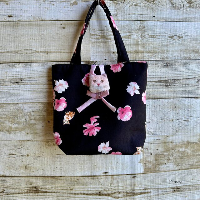 大人かわいいお花と猫ちゃんのトートバッグ　コットン　猫　リボン　flower