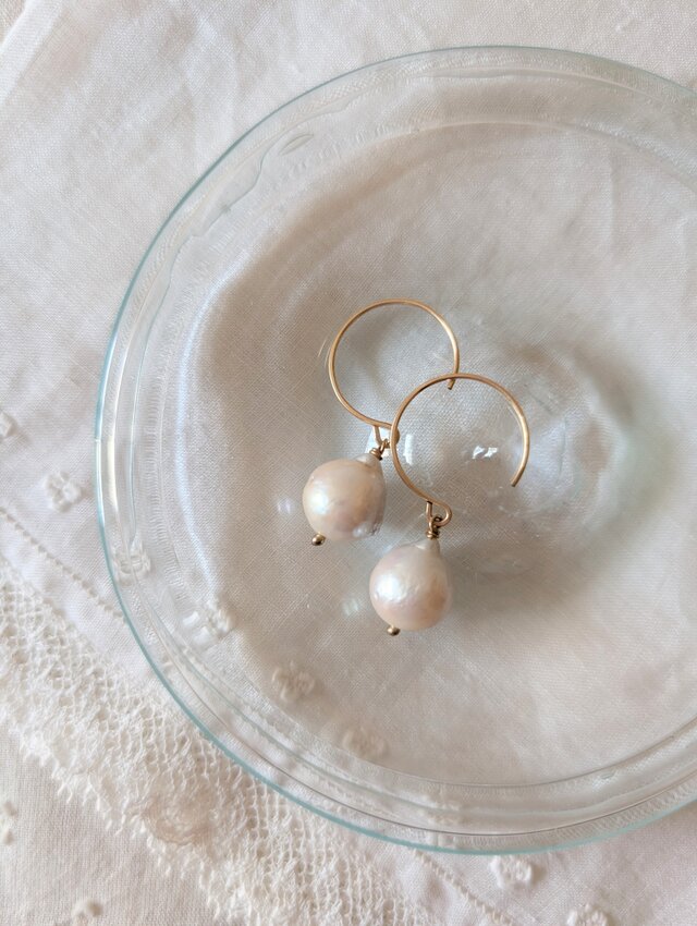 大きなナチュラルパールのフックピアス